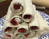 Foto del paso 3 de la receta: Rollitos de pan de molde rellenos de queso crema o nutella con fresas