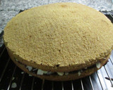 Foto del paso 8 de la receta: Pastel de café con crema de chocolate, almendras y glaseado real