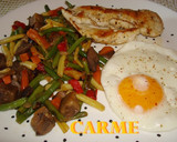 Foto del paso 4 de la receta: Verduras salteadas con pollo y huevo a la plancha