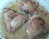 Foto del paso 3 de la receta: Contramuslos de pollo y cebollas confitados en grasa de oca