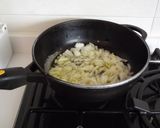 Foto del paso 1 de la receta: Almejas con cebolla, tomate y laurel