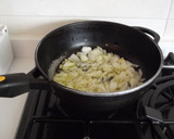 Foto del paso 1 de la receta: Almejas con cebolla, tomate y laurel