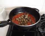 Foto del paso 2 de la receta: Almejas con cebolla, tomate y laurel