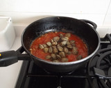 Foto del paso 2 de la receta: Almejas con cebolla, tomate y laurel