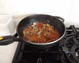 Foto del paso 3 de la receta: Almejas con cebolla, tomate y laurel