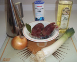 Foto del paso 1 de la receta: Bonito con cebolla, puerro y vino