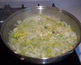 Foto del paso 2 de la receta: Bonito con cebolla, puerro y vino