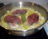 Foto del paso 3 de la receta: Bonito con cebolla, puerro y vino