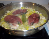Foto del paso 3 de la receta: Bonito con cebolla, puerro y vino
