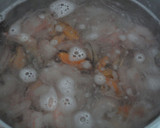 Foto del paso 1 de la receta: Pasta fresca con mariscos y salsa de ajo y aceite