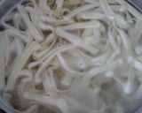Foto del paso 2 de la receta: Pasta fresca con mariscos y salsa de ajo y aceite