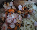 Foto del paso 6 de la receta: Pasta fresca con mariscos y salsa de ajo y aceite
