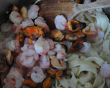 Foto del paso 6 de la receta: Pasta fresca con mariscos y salsa de ajo y aceite