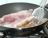 Foto del paso 3 de la receta: Solomillo con salsa de anchoas
