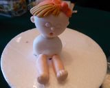 Foto del paso 5 de la receta: Muñequita de fondant para tarta para niños