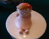 Foto del paso 8 de la receta: Muñequita de fondant para tarta para niños