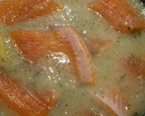Foto del paso 4 de la receta: Trucha asalmonada en salsa verde con patatitas