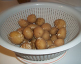 Foto del paso 2 de la receta: Cocer las patatas con piel
