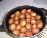 Foto del paso 3 de la receta: Cocer las patatas con piel