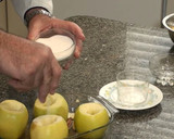 Foto del paso 5 de la receta: Manzanas al horno rellenas de crema