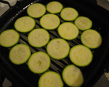 Foto del paso 1 de la receta: Ensalada de salmón y calabacín