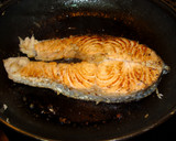 Foto del paso 3 de la receta: Salmón a la plancha con verduras salteadas