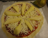Foto del paso 5 de la receta: Pizza de pera y gorgonzola