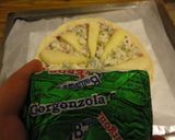 Foto del paso 6 de la receta: Pizza de pera y gorgonzola