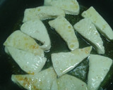 Foto del paso 1 de la receta: Queso de cabra frito con cebolla y tomate confitados