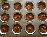 Foto del paso 6 de la receta: Cupcakes de chocolate con mermelada de frambuesa