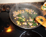 Foto del paso 4 de la receta: Revuelto de acelgas y garbanzos con salchichas