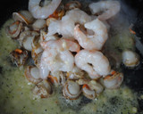 Foto del paso 4 de la receta: Zamburiñas y langostinos en salsa
