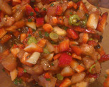 Foto del paso 4 de la receta: Atún a la pimienta con tartar de tomate y fresas