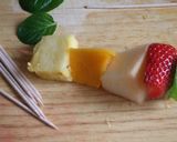 Foto del paso 3 de la receta: Brochetas de frutas de estación