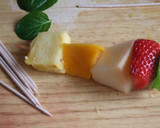 Foto del paso 3 de la receta: Brochetas de frutas de estación