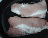 Foto del paso 1 de la receta: Secreto con salsa fina de piquillos