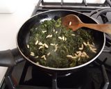 Foto del paso 3 de la receta: Tronco de espinacas, queso blanco y sésamo
