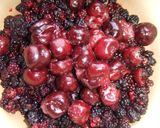 Foto del paso 2 de la receta: Mermelada roja de moras y cerezas