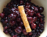 Foto del paso 3 de la receta: Mermelada roja de moras y cerezas