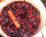 Foto del paso 4 de la receta: Mermelada roja de moras y cerezas