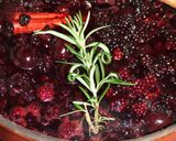 Foto del paso 5 de la receta: Mermelada roja de moras y cerezas