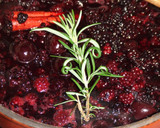 Foto del paso 5 de la receta: Mermelada roja de moras y cerezas