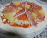 Foto del paso 3 de la receta: Pizza de tomate, jamón serrano y piña