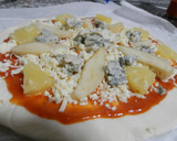 Foto del paso 3 de la receta: Pizza de gorgonzola y jamón con piña