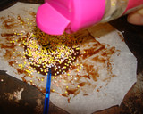 Foto del paso 3 de la receta: Piruletas de chocolate multicolores caseras