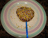 Foto del paso 4 de la receta: Piruletas de chocolate multicolores caseras