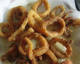 Foto del paso 2 de la receta: Calamares rebozados en harina de maíz blanco y pimentón dulce