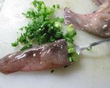 Foto del paso 1 de la receta: Chipirones al vino rosado rellenos de ajo y cebolleta