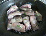 Foto del paso 2 de la receta: Chipirones al vino rosado rellenos de ajo y cebolleta