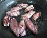 Foto del paso 3 de la receta: Chipirones al vino rosado rellenos de ajo y cebolleta